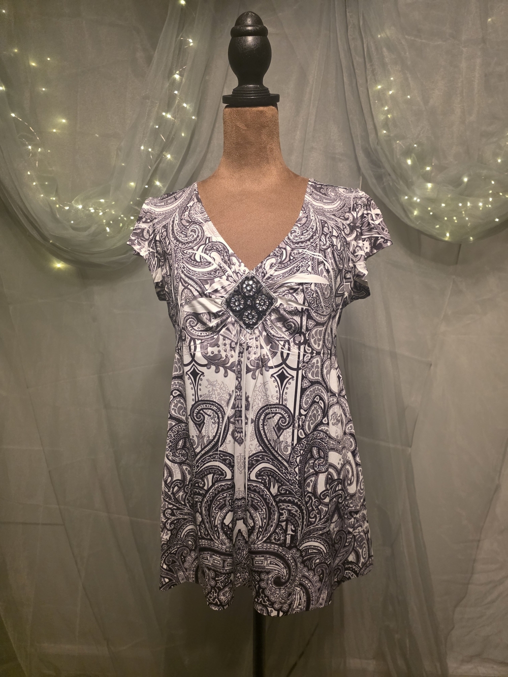 Y2K APT.9 Size PM Paisley Print V-Neck Rhinestone Detail Top in Black & White
